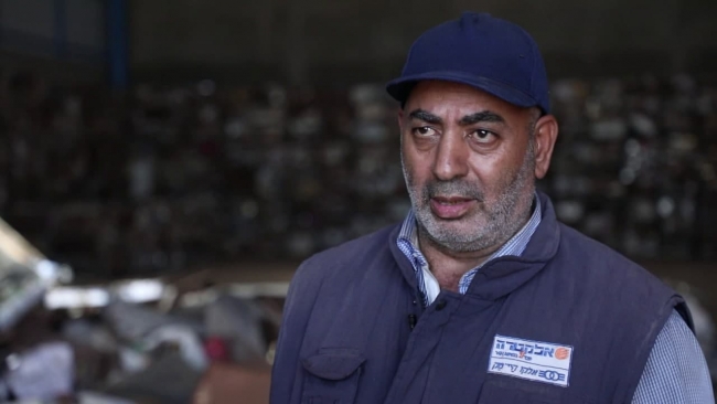 Hurda toplama ve ayrıştırma tesisi sahibi Fayez Hamade. Fotoğraf: TRT Arabi